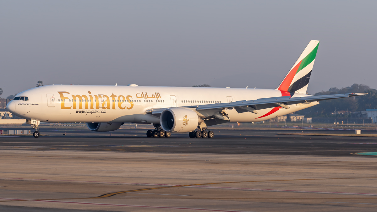 CSMIA_Official's tweet photo. Only @emirates Boeing 777-300ER can add this much grace to the golden hour. Tell us how majestic it looks using your favourite emoji.
@BoeingAirplanes #GatewayToGoodnes #MumbaiAirport #Aviation #InstagramAviation #AviationLovers #AviationGeek #AviationPhotography #Planes https://t.co/0lubXugT5P