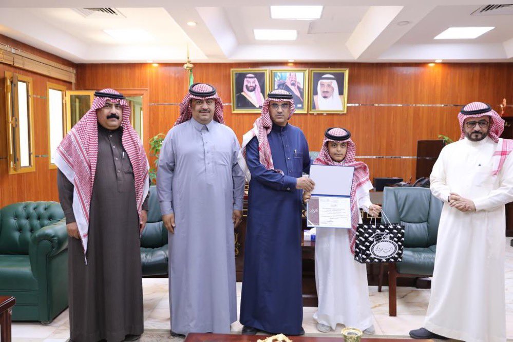 a__f55555's tweet photo. كرم مدير عام التعليم بمنطقة الجوف  الدكتور سعيد الغامدي بمكتبة صباح اليوم الثلاثاء ١٤٤٤/٩/٦ ابني الطالب / عبدالعزيز ذياب الزارع  وذلك بفوزه بمسابقة يوم التأسيس التصوير الفوتوغرافي والصور التاريخية https://t.co/8Bj60HNPl6