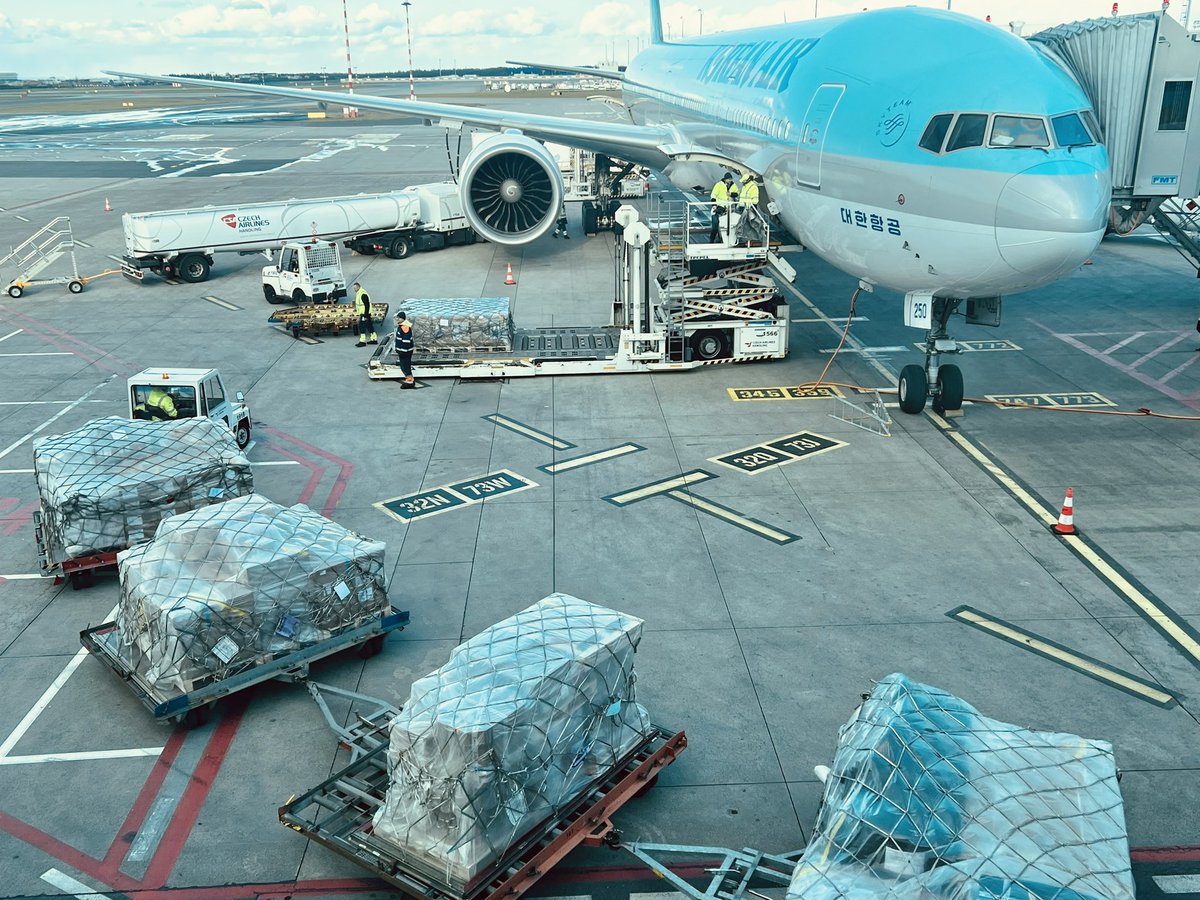 SkyportEU (@euskyport) on Twitter photo We had the pleasure of being part of the <a href="/KoreanAir_KE/">Korean Air</a> re-inaugural flight at Prague Airport.โ๏ธ
KE will now operate direct flights between #Seoul and #Prague 3๏ธโฃ times per week, and 4๏ธโฃ flights p/w as of June.
On each leg the Boeing777-300er can carry up to 25t of air cargo.๐ฆ We had the pleasure of being part of the <a href="/KoreanAir_KE/">Korean Air</a> re-inaugural flight at Prague Airport.โ๏ธ
KE will now operate direct flights between #Seoul and #Prague 3๏ธโฃ times per week, and 4๏ธโฃ flights p/w as of June.
On each leg the Boeing777-300er can carry up to 25t of air cargo.๐ฆ