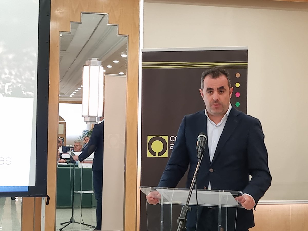 DehesaGrande's tweet photo. 💚 Octavio Gonzalo, nuestro gerente hablando en #intersectorial de @CoopsAgroES con los president@s de los consejos sectoriales y grupos de trabajo sobre la situación actual del #VacunodeCarne de Cooperativas
#CarnedeVacuno #SomosCooperativa https://t.co/hQ3xNknBjw