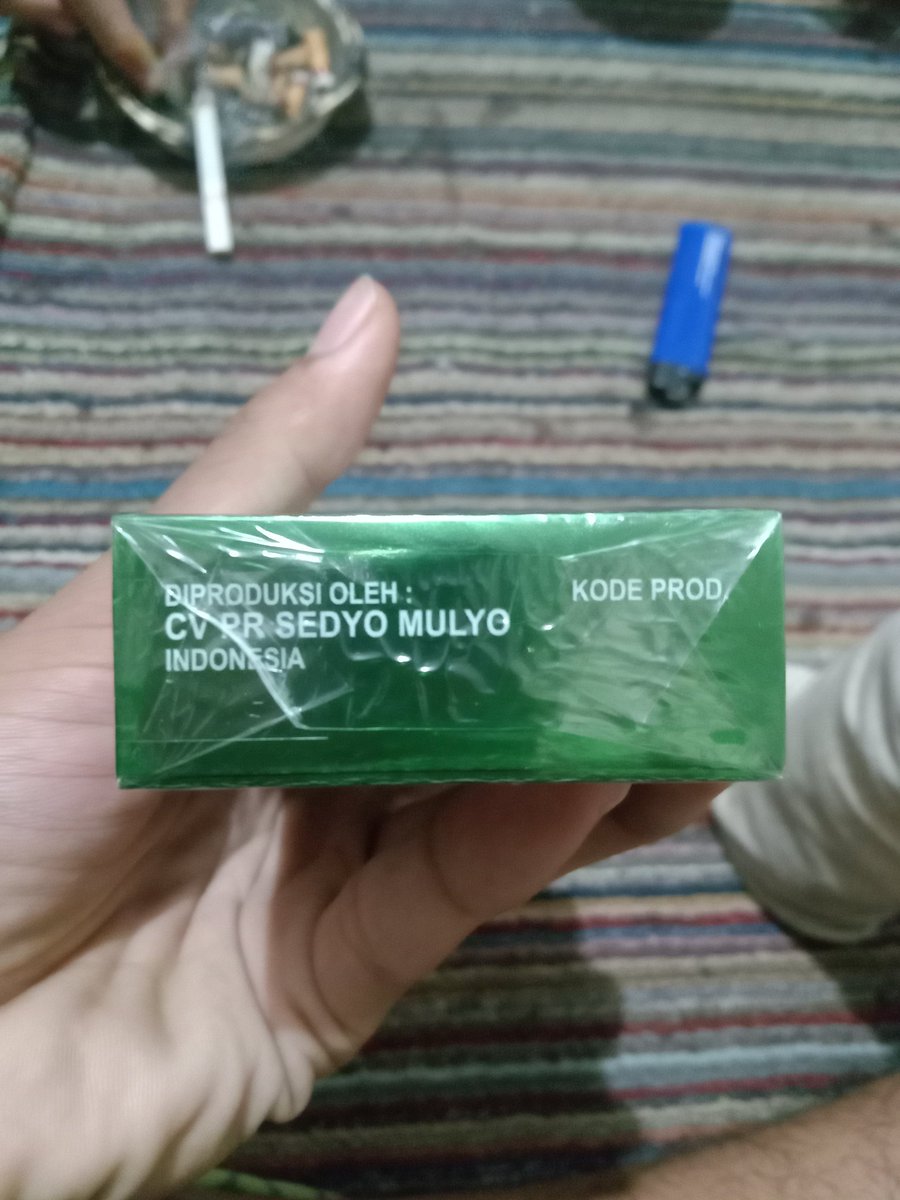 Parashitt1's tweet photo. Halo, gw baru nemuin lagi nih rokok kaya gini wkwkwk... Kali ini di bandung, beli di warung deket kosan https://t.co/gT1AsUafLu