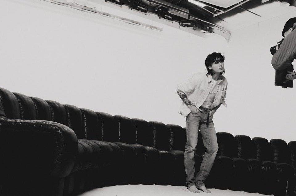 kiss_seven7's tweet photo. — TEEN VOGUE: Campaña de #JUNGKOOKxCALVINKLEIN

"Mira 3 fotos exclusivas del detrás de escena del rodaje. Es el mundo de Jungkook y nosotros solo estamos viviendo en él. Jungkook como el nuevo embajador global de la marca para Calvin Klein Jeans y Calvin Klein Ropa interior." [+] https://t.co/WNP9AgQD0p