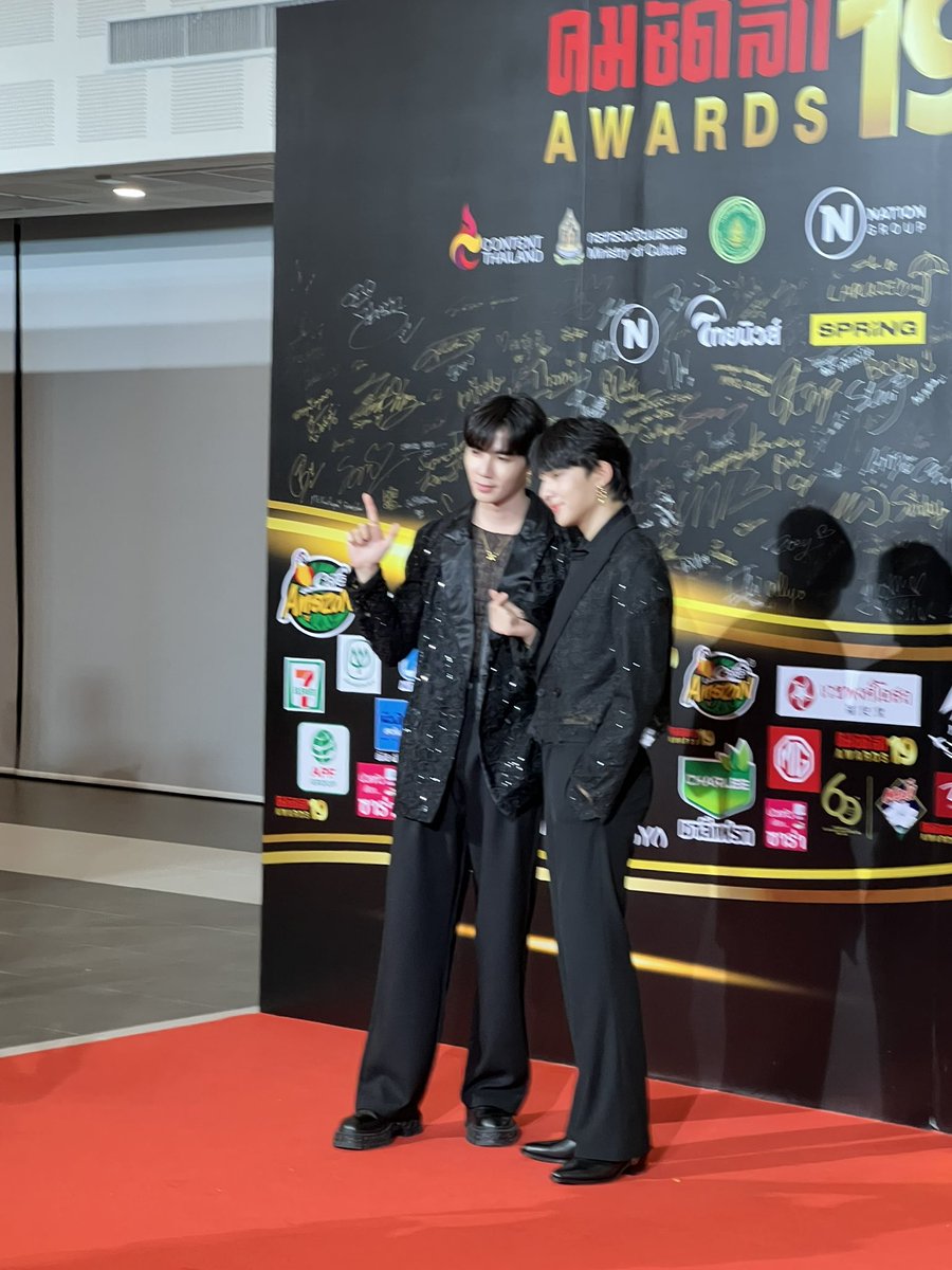 MonkiiPP's tweet photo. มาเซอร์ไพรส์
#คมชัดลึกอวอร์ด19xดูมันดิ
#NuNew #ZeePruk https://t.co/7tY8FUzY5j