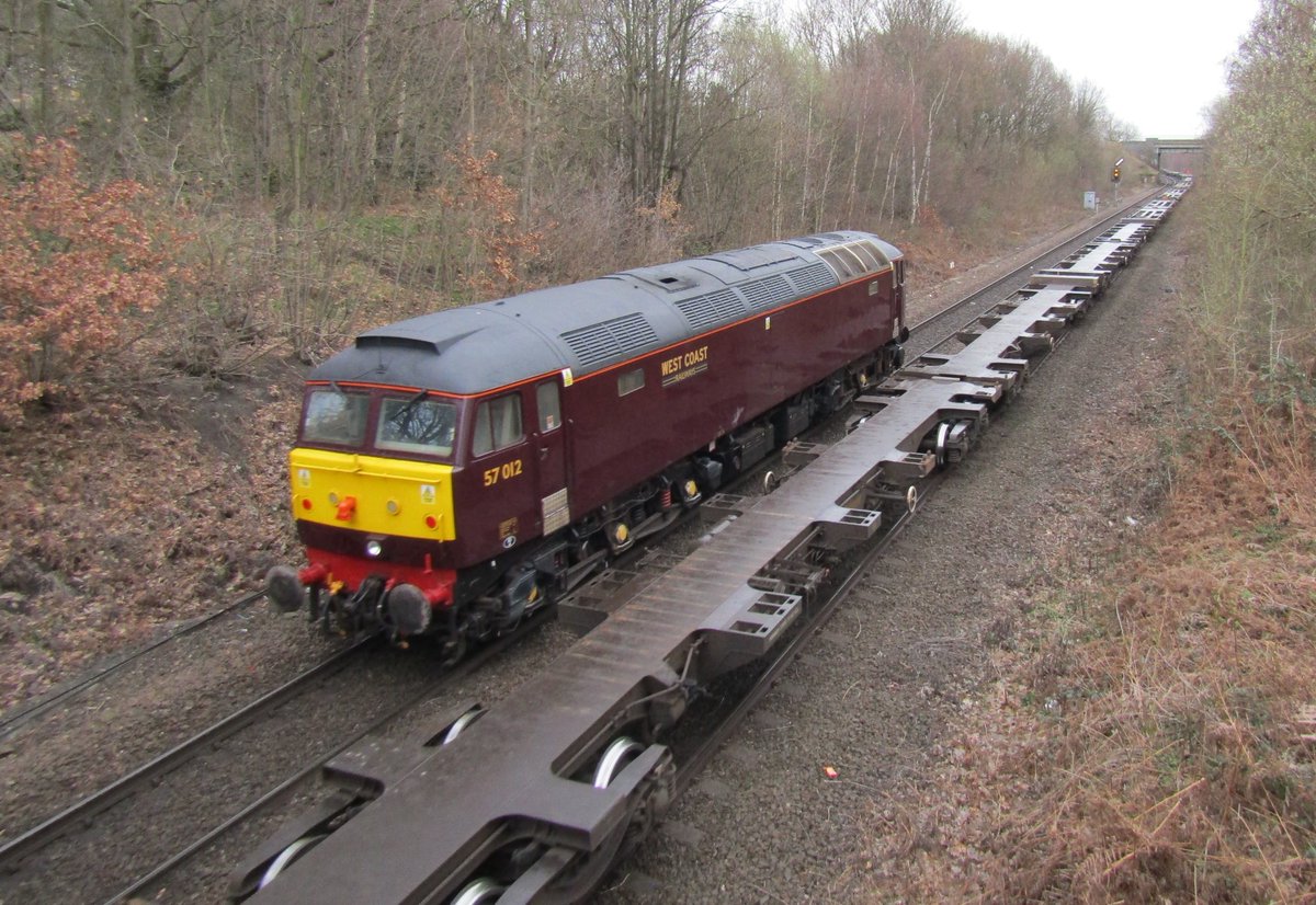 WetdogFBK's tweet image. 57012 running LE at a rather wet Oakenshaw 28/03/23
#class57 #locomotive