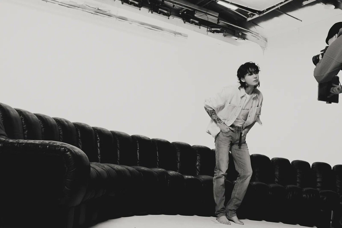 [<a href="/BTS_twt/">방탄소년단</a> x #JUNGKOOK]

<a href="/teenvogue/">Teen Vogue</a> a publié des photos des coulisses du shooting de Jungkook pour Calvin Klein. 

🔗 teenvogue.com/story/bts-jung…

#JUNGKOOKxCALVINKLEIN
