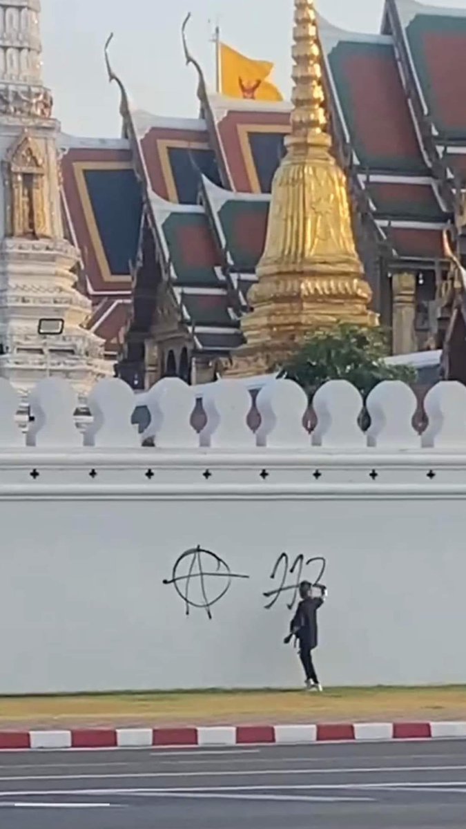 arnonnampa's tweet photo. ล่าสุด 18.30 น. ตำรวจนำตัวผู้ต้องหาพ่นข้อความบนกำแพงพระบรมหาราชวังออกไปจาก สน. ยังไม่ทราบพาตัวไปไหน https://t.co/QUWPgnBOVl
