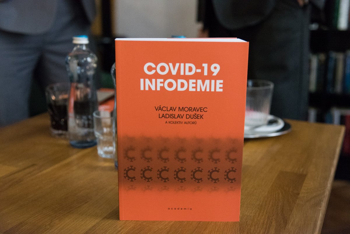 NaklAcademia's tweet photo. Pár obrázků ze včerejšího křtu knihy Václava Moravce, Ladislava Duška a kol. COVID-19 infodemie. 🥂 Kmotry knihy byli generální ředitel ČT Petr Dvořák, předseda Technologické agentury ČR Petr Konvalinka, epidemiolog Rastislav Maďar a etik a teolog Marek Vácha.📙 Foto Soňa Pokorná https://t.co/LNorxpuuDi