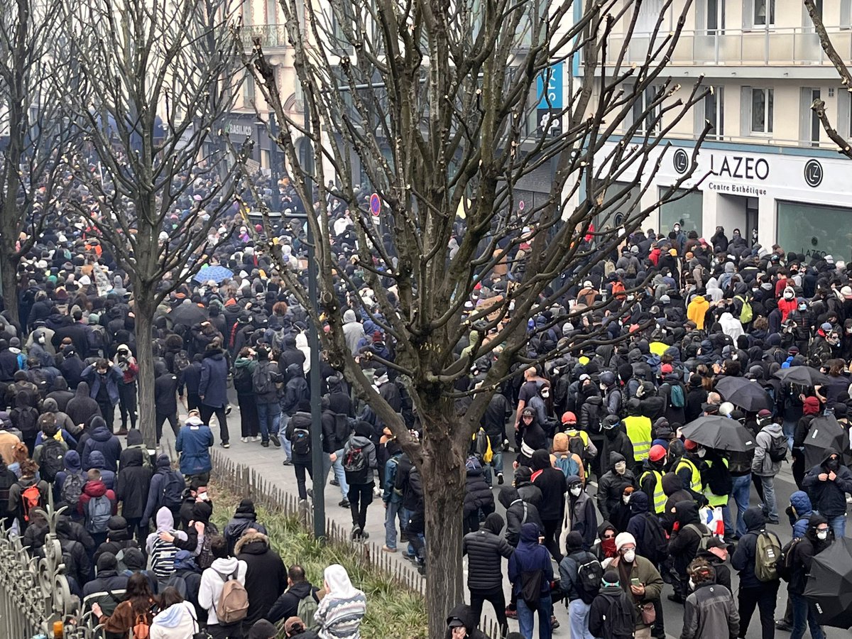 Les forces de l’ordre empêchent les éléments radicaux de se diriger vers la gare sncf #rennes #Manif28Mars