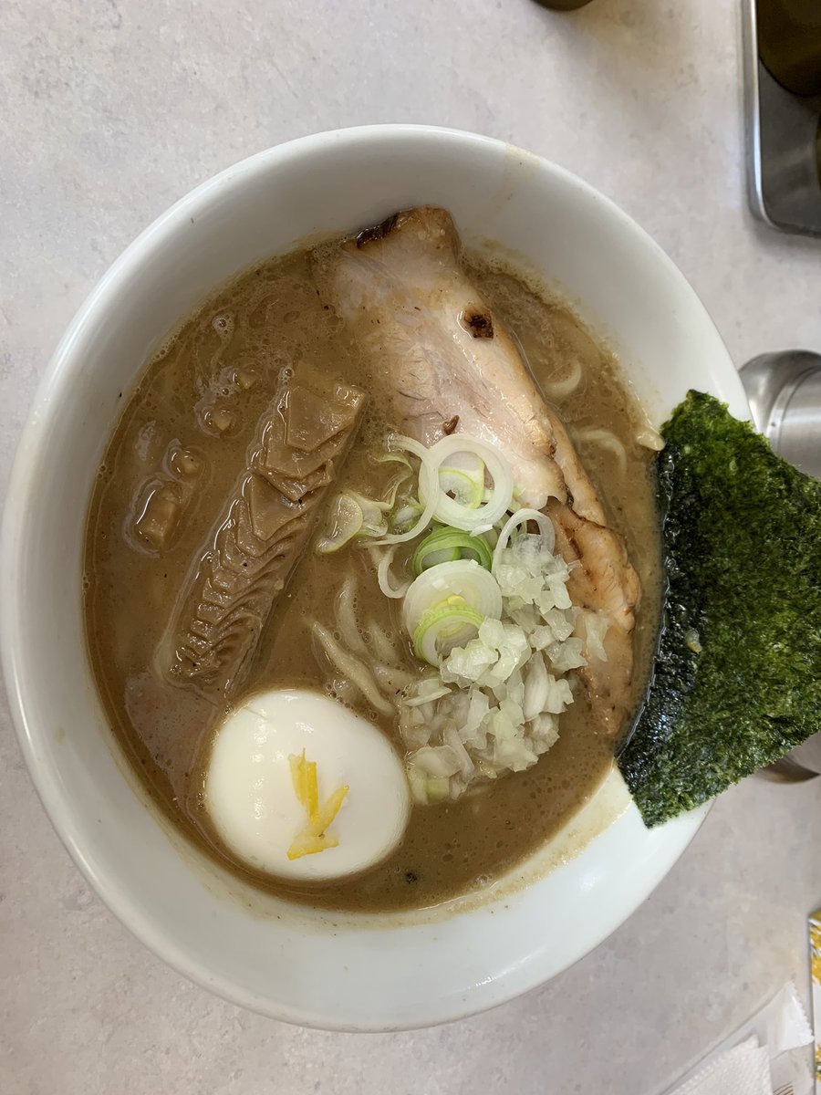 文蔵臼田店 最後の限定麺
濃厚魚介豚骨
豚骨と魚介の旨味がこれでもかという程詰まった逸品
ドロドロスープは濃厚の一言
柚子の爽やかな香りが全体をふわりとまとめているまさに最濃の一杯