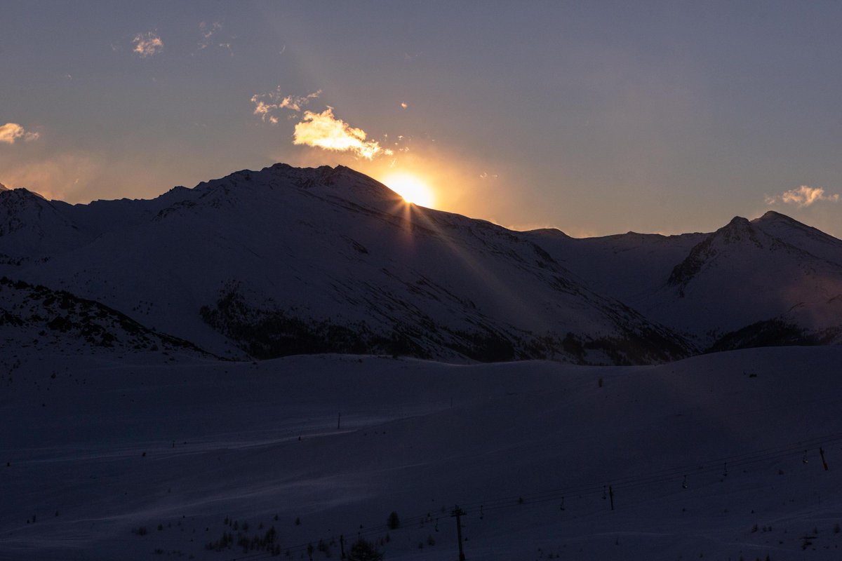 snow_holiday's tweet photo. Dawn over the alps, worth getting up early for. #snow #Montgenevre https://t.co/1rpjtkn3LJ
