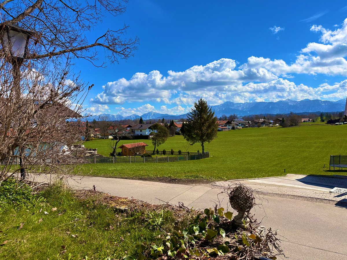 paul_temple's tweet photo. Bisschen Bergblick für eure Timeline 😅 🏔️Habt’s an schönen Tagc und lasst euch nicht ärgern 👍 #blickvormoffice #uffing #blauesland https://t.co/IXyW5VgmgI