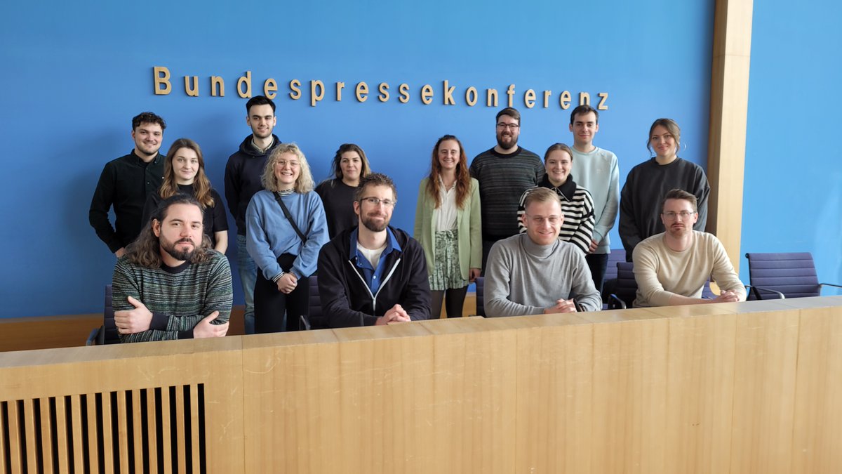 Hoerfunkschule's tweet photo. Noch bis 31.3. für das #Radiosiegel 2023 bewerben! Lohnt sich auch für dich als Volo, weil dir als Gewinn eine #Medienexkursion winkt.
Schon mal zum Vorfreuen: Die Radiosiegel-Volos 2022 waren jetzt in Berlin. Was sie erlebt haben, siehst du im Video 👇
https://t.co/T7ydPLX75u https://t.co/cikhioIa3A