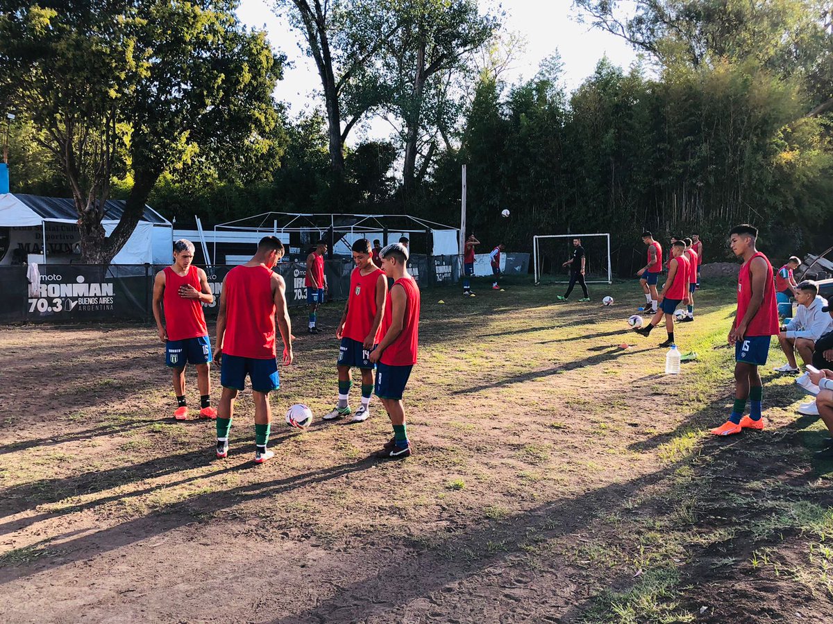SABADOGOL's tweet photo. #TerceraB
Comienza el día futbolístico.
En minutos juegan @FENIXPRENSA1 y @Oficial_CASM https://t.co/ehh63yBzYV