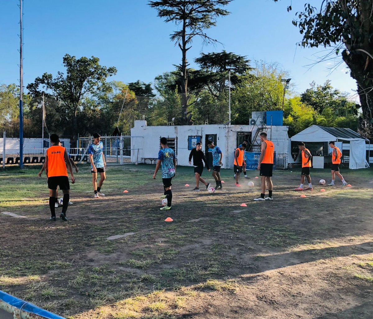 SABADOGOL's tweet photo. #TerceraB
Comienza el día futbolístico.
En minutos juegan @FENIXPRENSA1 y @Oficial_CASM https://t.co/ehh63yBzYV