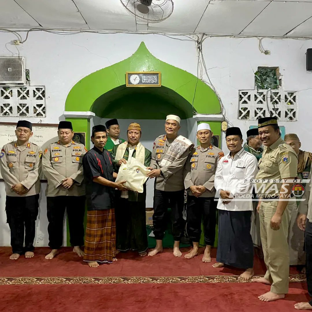 HumasPutih's tweet photo. SUBUH KELILING

Dirbinmas Polda Metro Jaya Kombes Pol Badya Wijaya, S.H., M.H. melaksanakan kegiatan Sahur bersama &amp; Shalat Subuh Keliling (Suling) di Mushola Al Hikmah, Kamal, Jakarta Barat serta Penyerahan bantuan dari Kapolda Metro Jaya . https://t.co/Pu6KRt7EkU