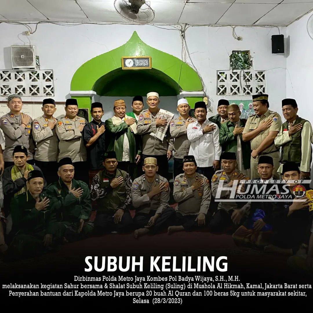 HumasPutih's tweet photo. SUBUH KELILING

Dirbinmas Polda Metro Jaya Kombes Pol Badya Wijaya, S.H., M.H. melaksanakan kegiatan Sahur bersama &amp; Shalat Subuh Keliling (Suling) di Mushola Al Hikmah, Kamal, Jakarta Barat serta Penyerahan bantuan dari Kapolda Metro Jaya . https://t.co/Pu6KRt7EkU