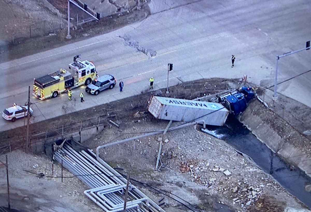 JHudsontraffic's tweet photo. #Channahon - nasty crash blocks WB Arsenal Rd just east of I-55 between Elwood Intl Port Rd &amp; Exxon Mobil Dr. A semi went off the road &amp; rolled over at the Exxon Mobil plant barely missing pipelines at the refinery. https://t.co/U5AaxJ8Wxr