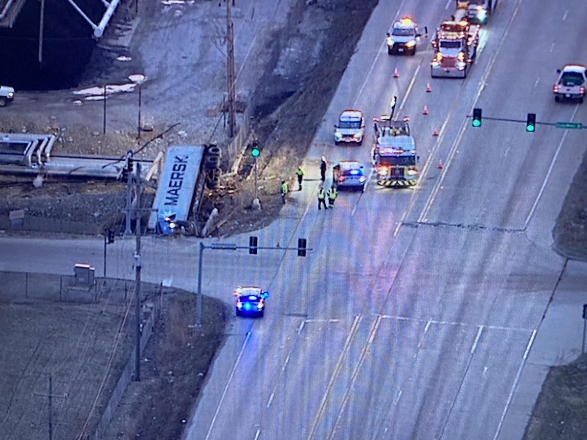JHudsontraffic's tweet photo. #Channahon - nasty crash blocks WB Arsenal Rd just east of I-55 between Elwood Intl Port Rd &amp; Exxon Mobil Dr. A semi went off the road &amp; rolled over at the Exxon Mobil plant barely missing pipelines at the refinery. https://t.co/U5AaxJ8Wxr