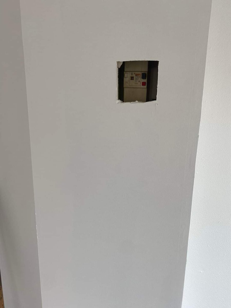 NosArtisansODT's tweet photo. #nosartisansontdutalent 
On joue au #compteur #electrique caché ? Ou #BA13 vs #electricien 
#construction #renovation #batiment https://t.co/HJfy24b6ON