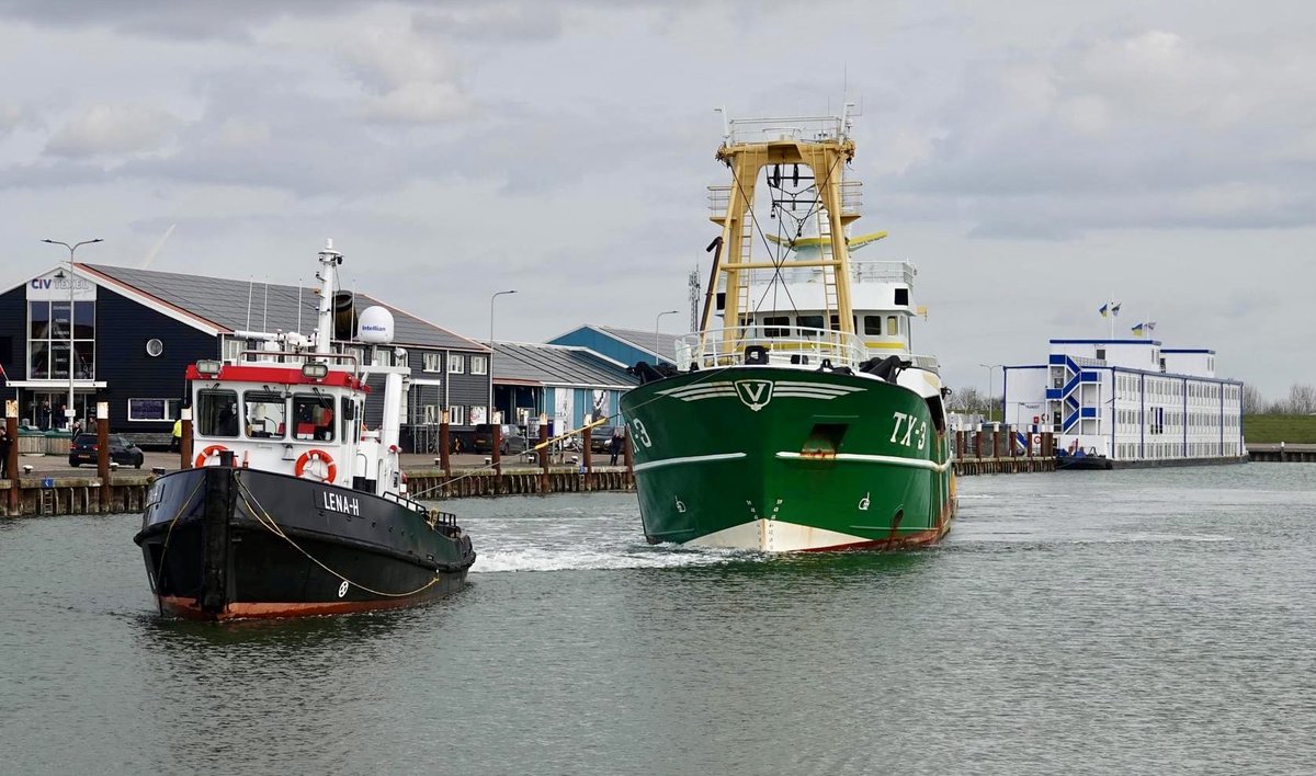 FupBoon's tweet photo. Weer een trieste dag op het eiland.
28 maart, vanmorgen was het dan zover om deze prachtige Noordzee kotter van Texel naar de sloop in Kampen te verslepen.
Onder toeziend oog met heel veel emoties.
Wens familie Arco, Sijbrands en Kees v/d Vis veel sterkte. https://t.co/DrPjqknewN