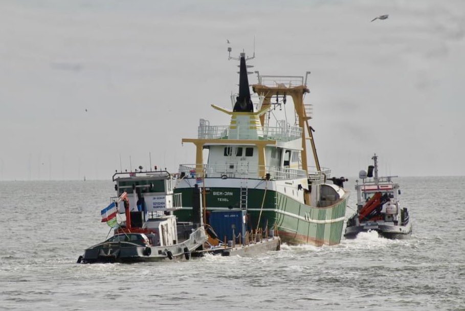 Weer een trieste dag op het eiland.
28 maart, vanmorgen was het dan zover om deze prachtige Noordzee kotter van Texel naar de sloop in Kampen te verslepen.
Onder toeziend oog met heel veel emoties.
Wens familie Arco, Sijbrands en Kees v/d Vis veel sterkte.