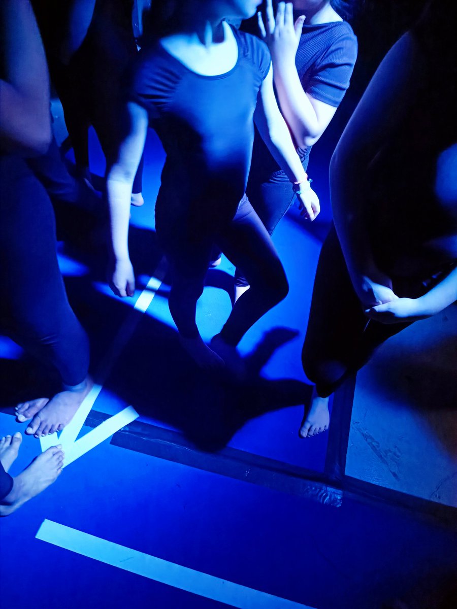 classedesmakers's tweet image. La tension est palpable dans les coulisses ! Le spectacle &apos;&apos;Line Up&apos;&apos; va commencer dans quelques instants... #LePetitLavoisier