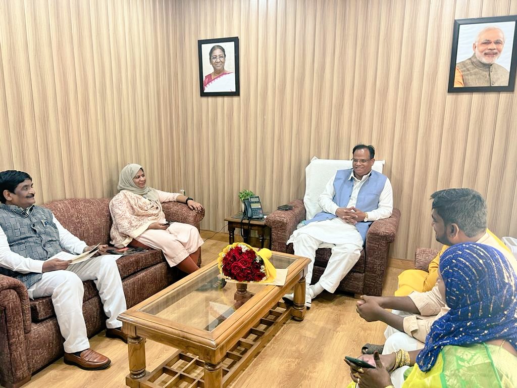 shahezadi_syed's tweet image. I called on the Shri John Barla Ji, Hon&apos;ble MoS (Minority Affairs), Govt. of India with Telangana Minority Morcha State Leaders at his residence,New Delhi and discussed various issues for the upliftment of the minority communities in the State.
@narendramodi @blsanthosh @NCM_GoI