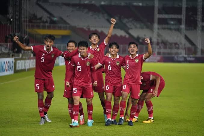 yudawputra's tweet photo. Sayang tim U20 kita susah payah sekian lama latihan jd sia2. 
Kalo sy biarkan Israel ikut bertanding di Indonesia. Bahkan  warga kita nonton penuhi tribun tp nanti kibarkan ribuan bendera palestina. Itu mgkn akan terviral ke sluruh dunia. Kita menentang dg elegan tp kememplang https://t.co/jfQDv5wMFH