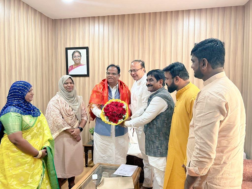 shahezadi_syed's tweet image. I called on the Shri John Barla Ji, Hon&apos;ble MoS (Minority Affairs), Govt. of India with Telangana Minority Morcha State Leaders at his residence,New Delhi and discussed various issues for the upliftment of the minority communities in the State.
@narendramodi @blsanthosh @NCM_GoI