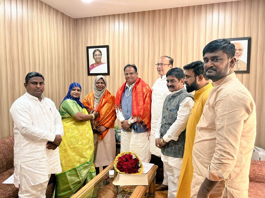 shahezadi_syed's tweet image. I called on the Shri John Barla Ji, Hon&apos;ble MoS (Minority Affairs), Govt. of India with Telangana Minority Morcha State Leaders at his residence,New Delhi and discussed various issues for the upliftment of the minority communities in the State.
@narendramodi @blsanthosh @NCM_GoI