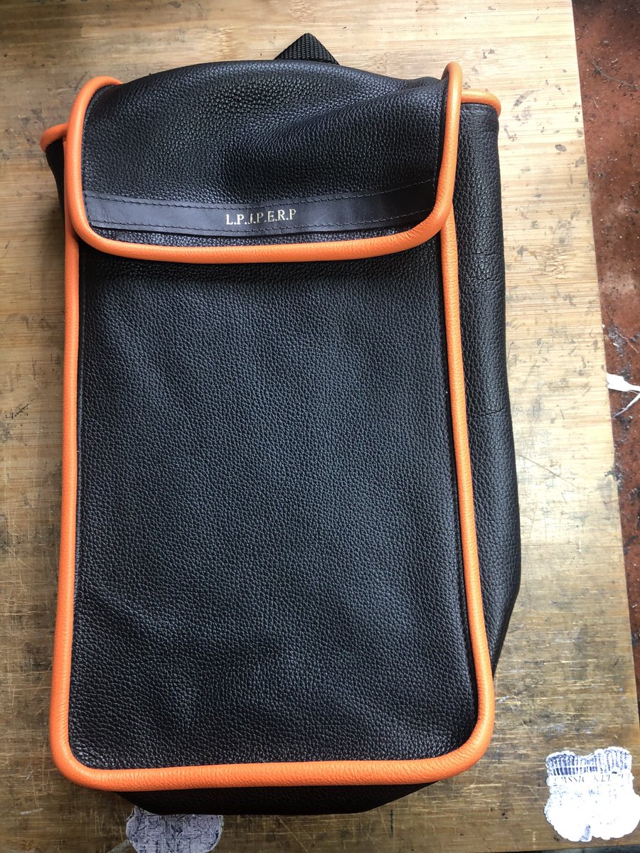 classickeeper1's tweet photo. So JP likes his Bright colours &amp; also requested a matching bag.Hence the bright Orange but in classic styling ,sizeable gloves,long 10 cm cuff , lightly padded, Black trim to offset.Bag in reversed colourway @KeeperCourt @WK_Union https://t.co/7Vwkfqtmde