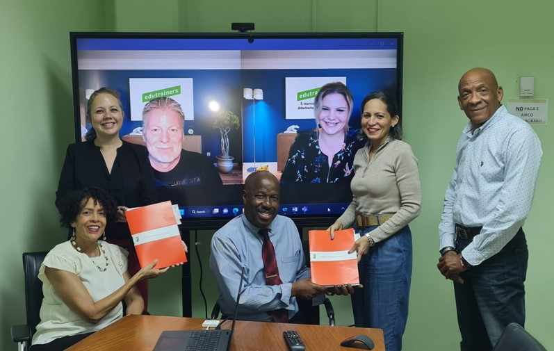 EdutrainersNL's tweet photo. Ministerie van Onderwijs Curaçao zet structurele en duurzame stappen voor goed digitaal onderwijs samen met Edutrainers!

Lees hier het volledige persbericht: https://t.co/esla735pli

#onderwijs #digitalisering #co-creatie #curacao https://t.co/kiY6vPLsXX