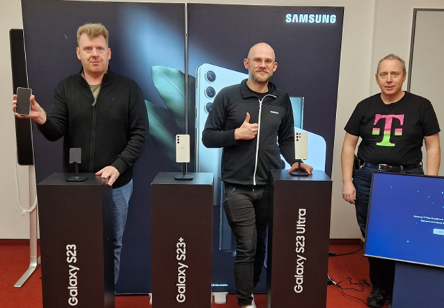 MichaelReddig1's tweet photo. Heute haben wir am größten #Mobilfunk #Kundenservice Standort der #Telekom in #Erfurt eine #Roadshow von #Samsung im Haus. Danke #Samsung #Telekombotschafter #lovemagenta https://t.co/J8bfXpm6DY