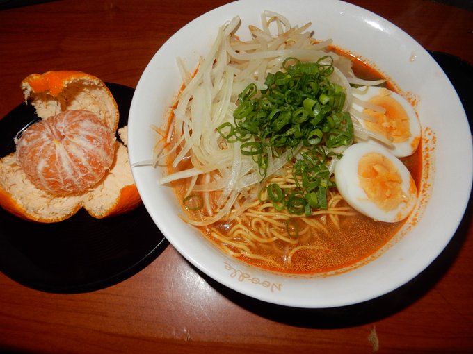 寒いうちにやっておこう地獄ラーメン。これはかなり上手くできました、今までのベスト3に入るレベル。結構赤さを演出できてるとは思うのですが実はそんなに辛くない、旨さの方が勝るレベル(北極の半分くらい)。次はもうちょい唐辛子投入してもいいかな。デザートのみかんも季節的にこれで食べ収めだね 