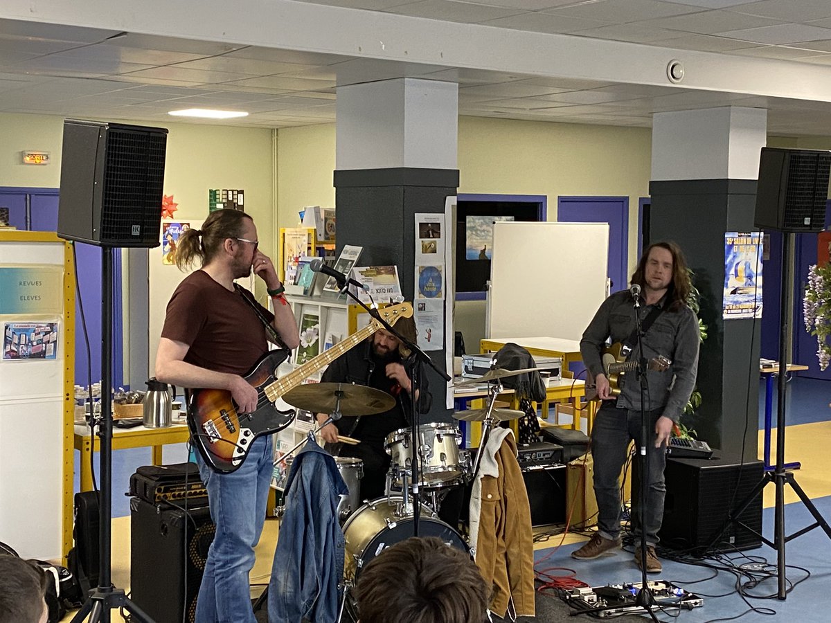 clgnoailles60's tweet photo. #bluesautourduzinc en live au collège - encore une belle action en faveur du développement culturel des élèves https://t.co/cmJD7aMsVO