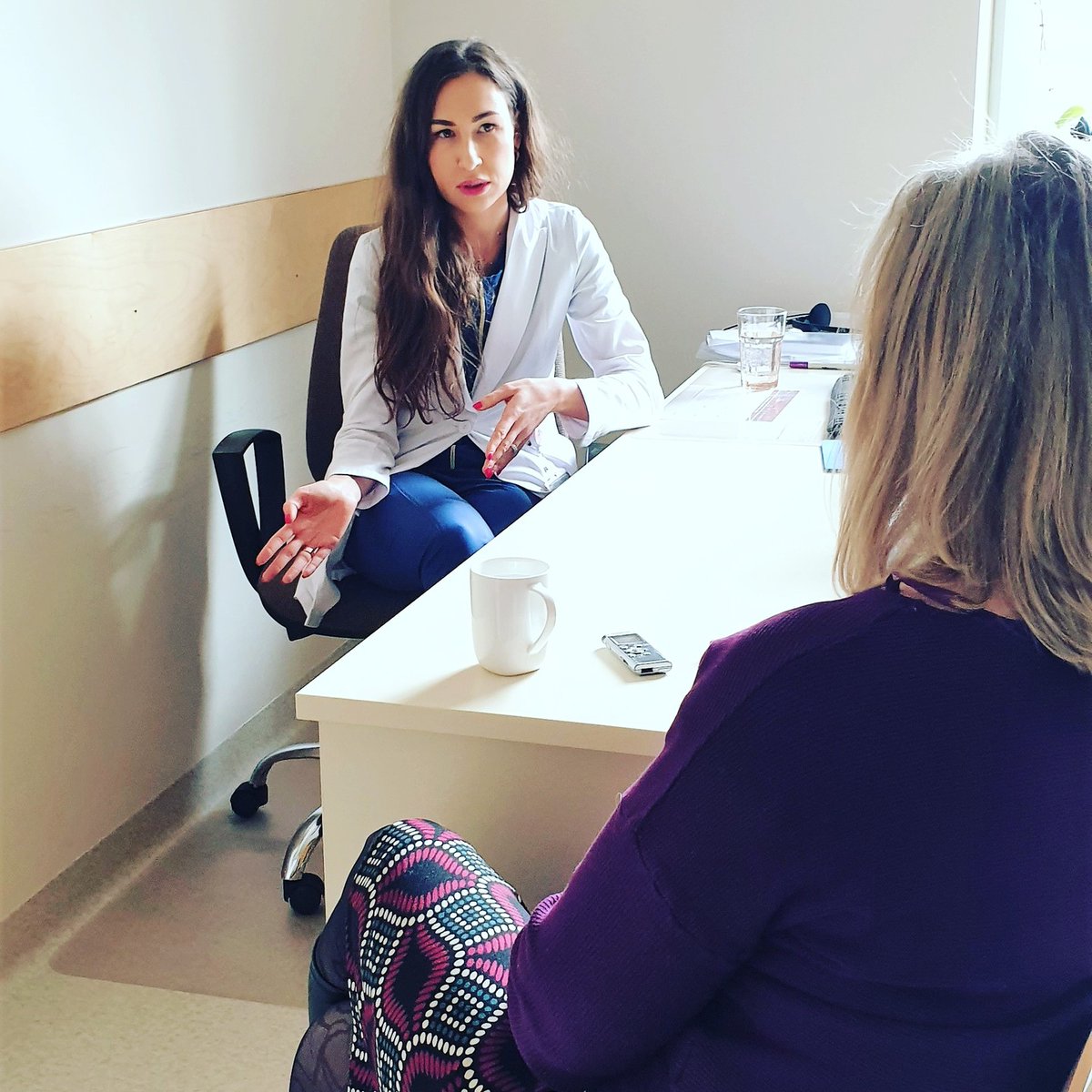 NPVCentrs's tweet photo. #IEVASVeselība intervē mūsu Neatliekamās medicīniskās palīdzības un pacientu uzņemšanas nodaļas vadītāju Anastasiju Zikusu. 
Par to, kā šajos gados ir mainījies darbs Uzņemšanas nodaļā un kādēļ tik daudzi pacienti izsaka pateicību dakterei -  intervijā žurnāla Lieldienu numurā! https://t.co/4LRr0SqQSR