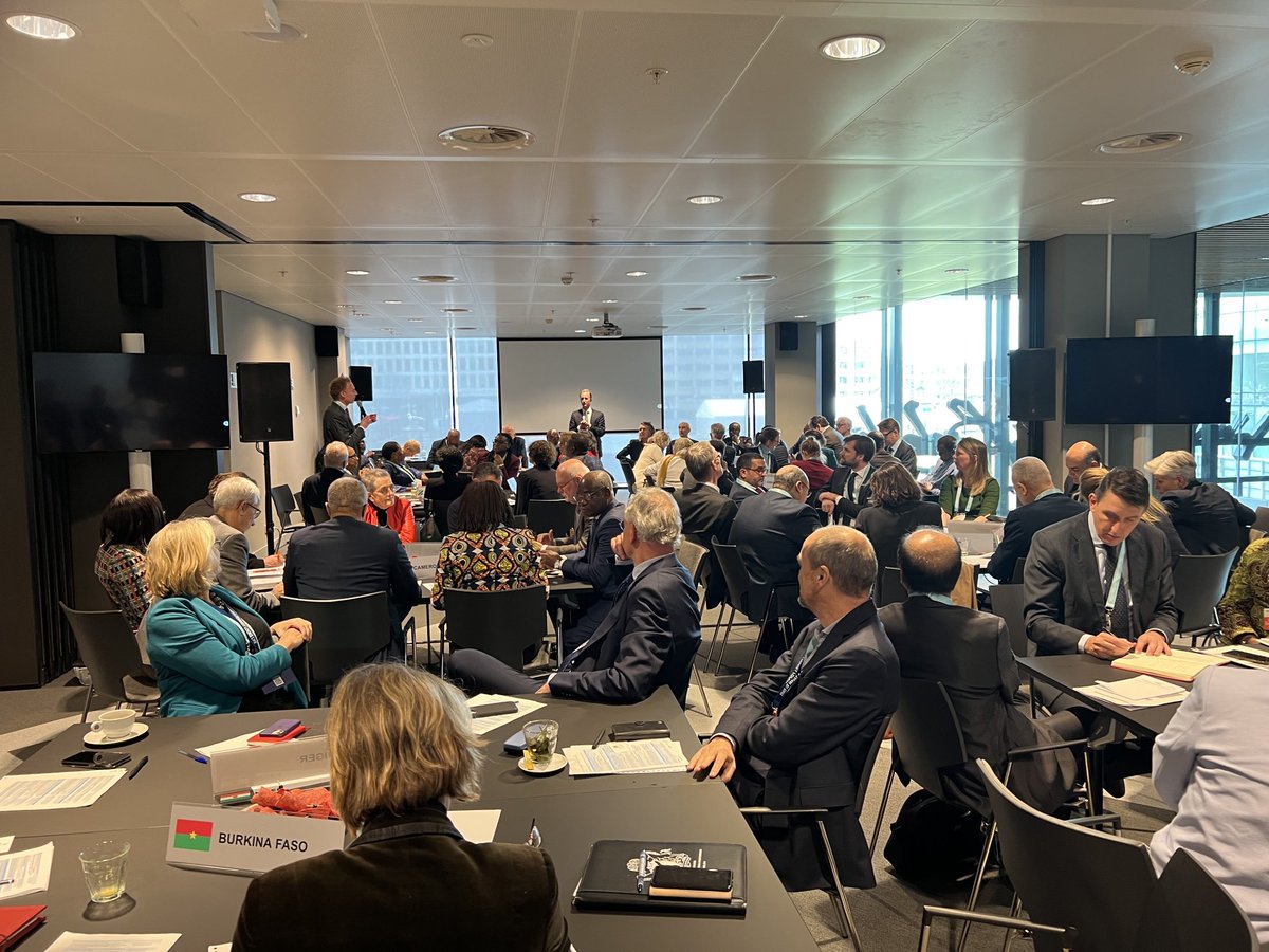 Je participe, depuis ce matin à la Haye, à la réunion des Amb pour discuter le projet de stratégie néerlandaise pour l’Afrique.
J’avais à ma table SEM Marchel Gerrmann, Amb des Pays-Bas au Mali.
⁦<a href="/NLauMali/">Ambassade des Pays-Bas au Mali</a>⁩ ⁦<a href="/GerrmannM/">Marchel Gerrmann</a>⁩ ⁦<a href="/caeciliawijgers/">Caecilia Wijgers</a>⁩