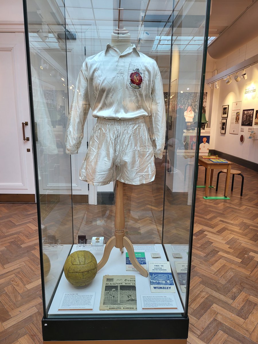 wahidkhan29's tweet photo. So glad I got to see L.S Lowry #GoingToTheMatch painting. The detail is unbelievable!
If you're in Bolton, definitely pay a visit, the @BoltonLMS team have done an amazing job 👏🏽 #BWFC https://t.co/O6pSk65cKx