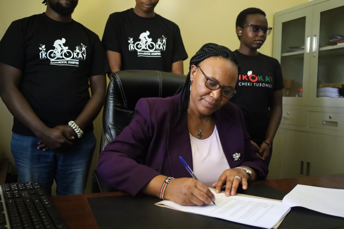 ikokay_africa's tweet photo. Asante Methodist treatment and rehabilitation center for choosing to be part of the third edition of EnvironMental Cycling
In attendance during the signing of the MOU was Bishop Dr. Catherine Kagwiria Mutua who is the Director.
#35Letters
#EnvironMentalConservation
#JazaMiti https://t.co/kP17jK0AwB