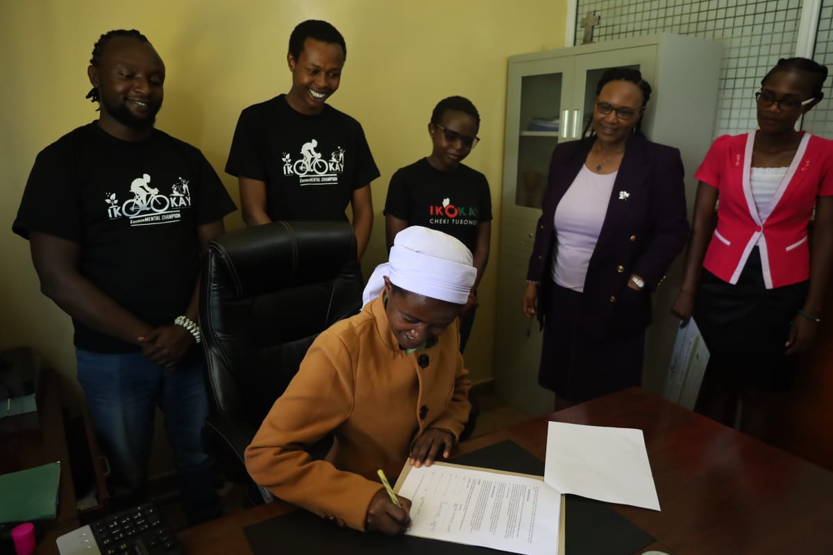 ikokay_africa's tweet photo. Asante Methodist treatment and rehabilitation center for choosing to be part of the third edition of EnvironMental Cycling
In attendance during the signing of the MOU was Bishop Dr. Catherine Kagwiria Mutua who is the Director.
#35Letters
#EnvironMentalConservation
#JazaMiti https://t.co/kP17jK0AwB
