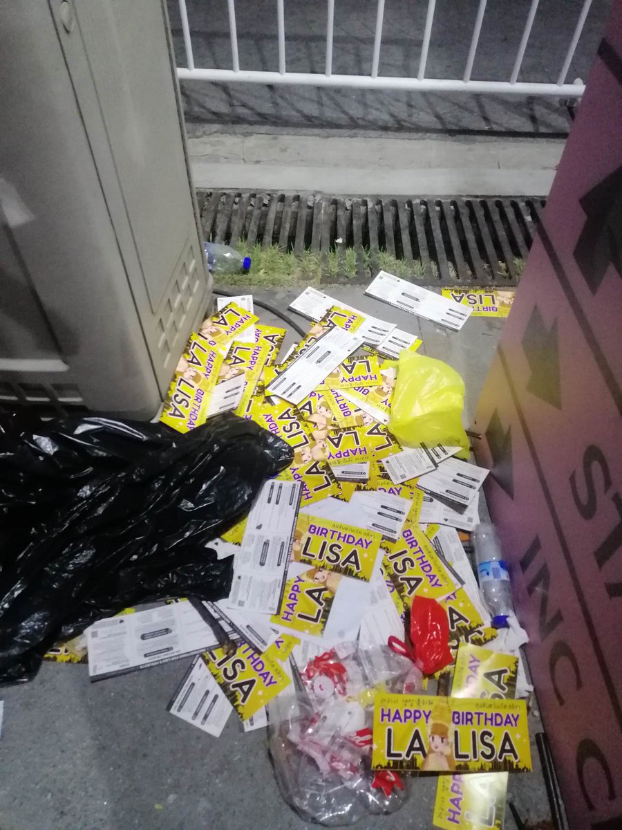 Malik_Manoban's tweet photo. Fans have worked hard for these banners and for @livenationph to just throw it in the trash and even had the audacity to mock fans is utterly disgusting. You're one of the messiest organizers and you just keep proving why it's true.

#LIVENATIONPHBASTOS 
LNPH APOLOGIZE TO LISA https://t.co/L8hHaJt6dU