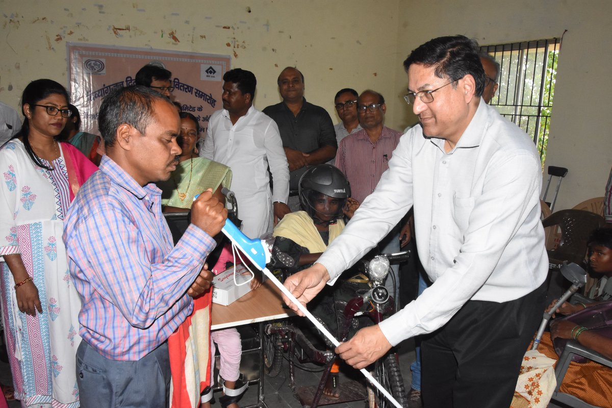 SAILranchi's tweet photo. Today, SAIL Ranchi in association with ALIMCO distributed artificial equipments among 53 Divyangs including children and senior citizens at Namkum Block office. Sri Rajesh Kachhap, MLA, Khijri; Sri G.S Jaiswal, BDO, Namkum &amp; Sri S.J Jachuck, CGM(P&amp;A), Ranchi graced the occasion. https://t.co/J6r7NaWr45