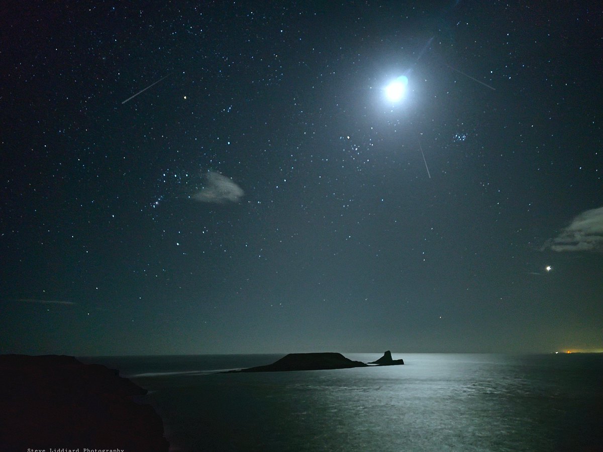Stevelid's tweet photo. Sunday evening down Rhossili, sitting alone watching the stars and listening to the sea.. doesn't get much better ❤️🏴󠁧󠁢󠁷󠁬󠁳󠁿🌌🌙 #wales #swansea #gower @visitwales https://t.co/476Pxvcvsf