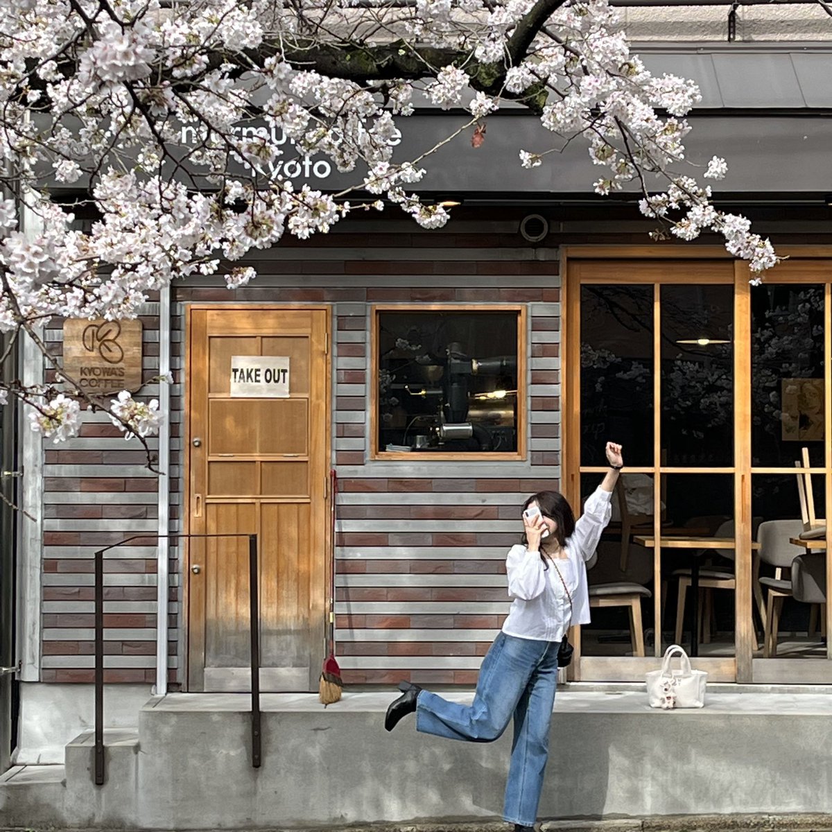 📍murmur coffee kyoto
営業時間 9:00-17:00 日曜定休

雨予報だったのに晴れてきれいな桜を京都で見れたのが嬉しすぎてこのポーズ✊🏻🤍笑
Openの30分前で一番乗りだったよ❕︎

#京都カフェ #日常垢