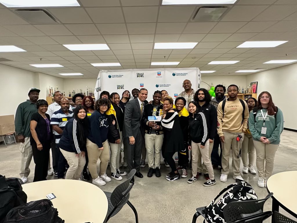 Blessed to be named Chevron Scholar Athlete of the week <a href="/esjballcoach/">Coach Brandon Brown</a> <a href="/DMase9/">Damon Mason (i_am_DM9)</a>