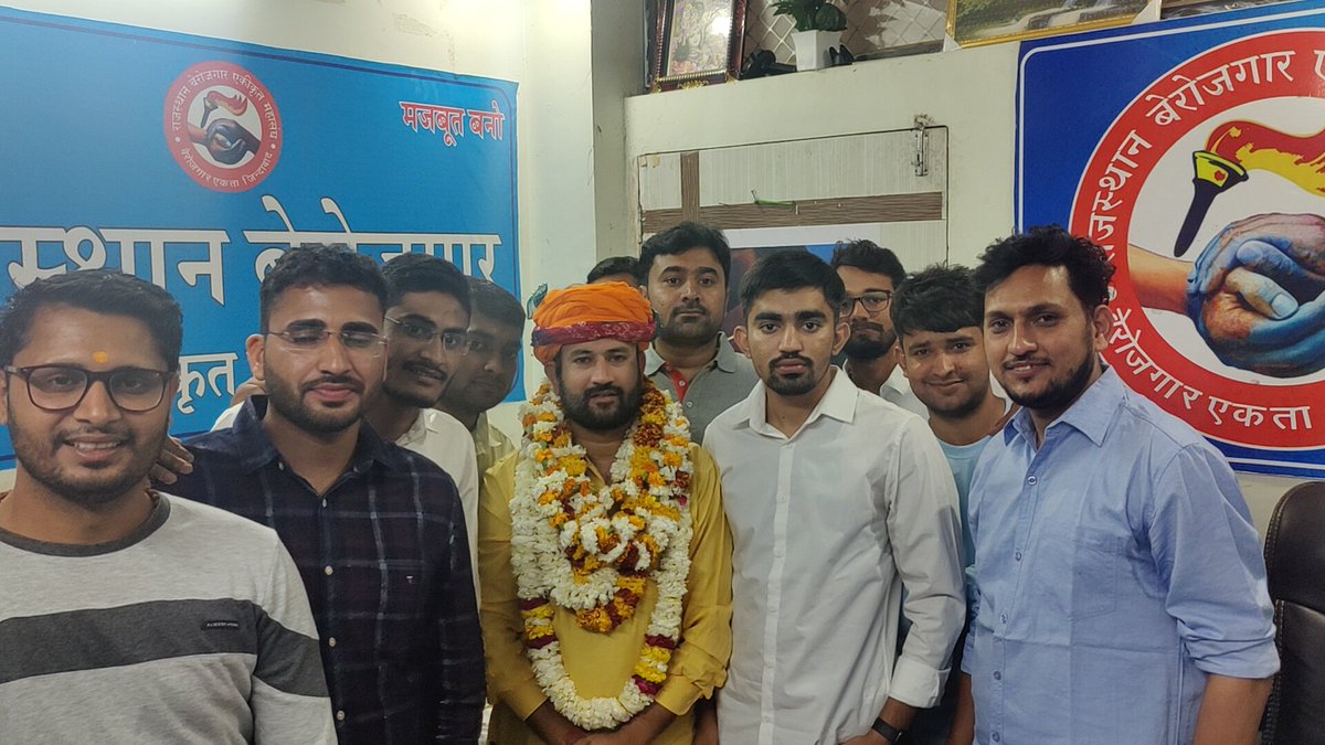 TheUpenYadav's tweet photo. VDO भर्ती में चयनित अभ्यर्थियों के जिला आवंटन हो गए है l
नियुक्ति प्रक्रिया का कैलेंडर भी आज जारी हो जाएगा l
चयनित अभ्यर्थीयो ने आज कार्यलय में आकर मान सम्मान प्यार दिया जिसके लिए सभी अभ्यर्थियों का आभार l
और 30 मार्च से पहले जिला आवंटन करवाने का वादा भी पूरा कर दिया है @RajCMO https://t.co/75XKIEznss