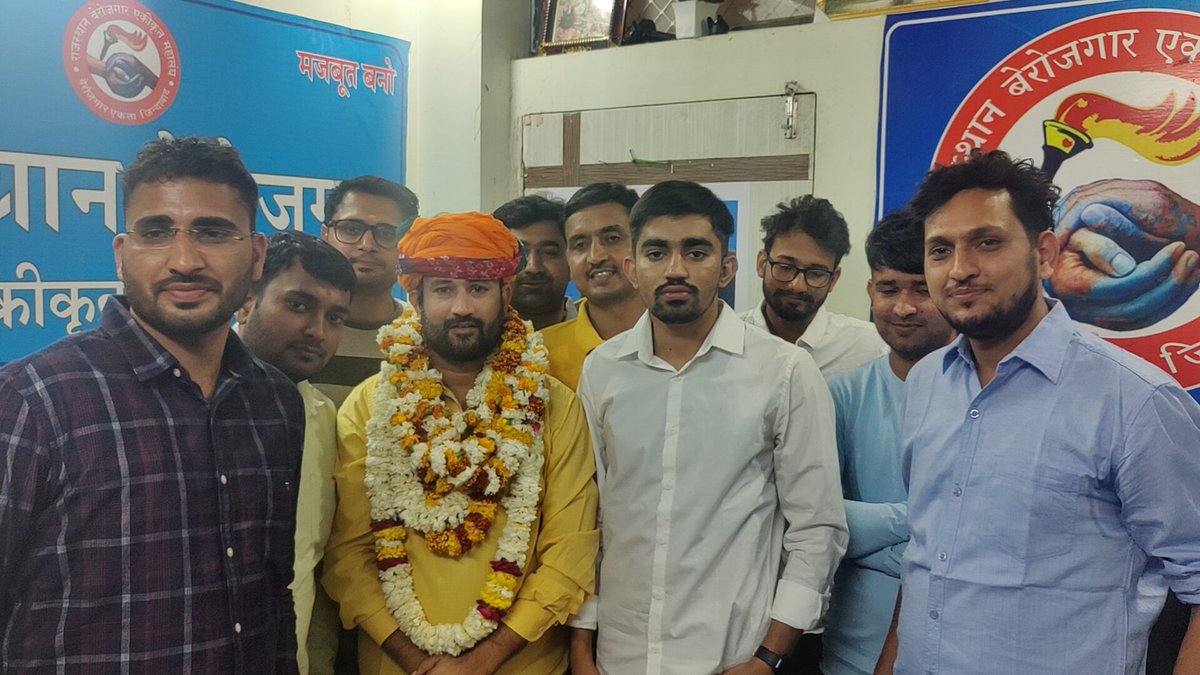 TheUpenYadav's tweet photo. VDO भर्ती में चयनित अभ्यर्थियों के जिला आवंटन हो गए है l
नियुक्ति प्रक्रिया का कैलेंडर भी आज जारी हो जाएगा l
चयनित अभ्यर्थीयो ने आज कार्यलय में आकर मान सम्मान प्यार दिया जिसके लिए सभी अभ्यर्थियों का आभार l
और 30 मार्च से पहले जिला आवंटन करवाने का वादा भी पूरा कर दिया है @RajCMO https://t.co/75XKIEznss