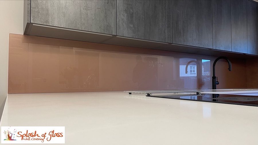 officialASOG's tweet image. This copper splashback bringing warmth into this kitchen area while enhancing the earthy tones within the wallpaper 🙌🏼

#kitchendesign #kitchen #kicthendecor #kitchenremodel #renovation #homesweethome #homedecor #home #homedesign #homeinterior #walldecor #copper #splashbacks