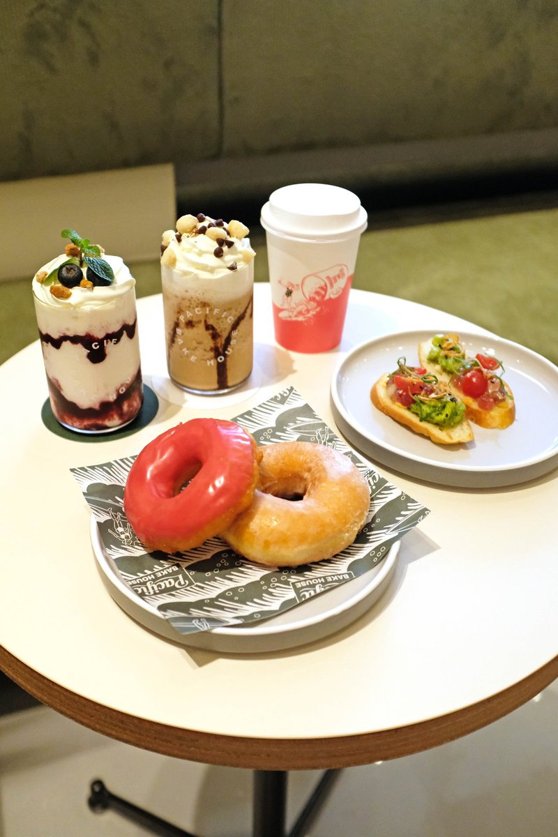 Pacific BAKE HOUSE@新宿
七里ヶ浜のパシフィック ドライブインの姉妹店「パシフィック ベイクハウス」が3月23日にルミネエスト新宿にできたよ。テーマは、シティハワイ。スコーンやマフィンはハワイアンソルト、カシス、パッションフルーツ、ラズベリーなど常時10〜20種類。