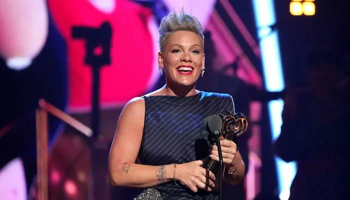 #Pink hit the #iHeartAwards red carpet with her kids Willow & Jameson looking gorgeous in a white #RobertWon ensemble before winning the ICON award & bringing the house down twice with an incredible opening & a top performance of #JustGiveMeAReason with #KellyClarkson!💪🏆👩‍🎤❤️‍🔥🤍 